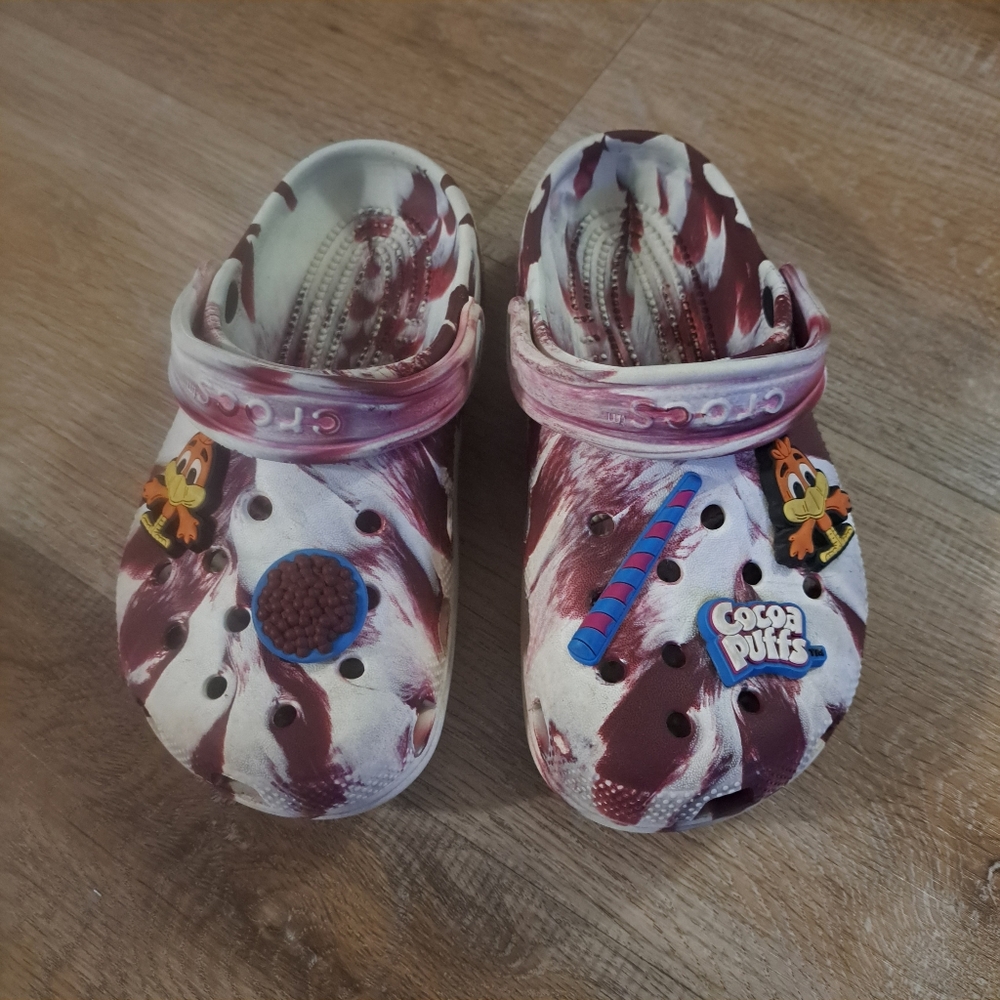 Crocs x Cocoa Puffs Kids Classic Clogs Maroon White Swirl Charms Size J2 or 2
